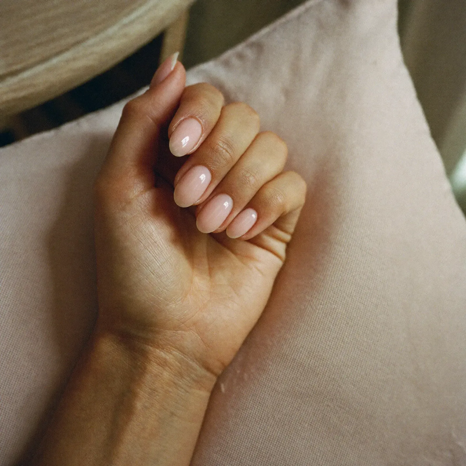 Stylizacja paznokci — manicure hybrydowy wykonany w instytucie ELARA